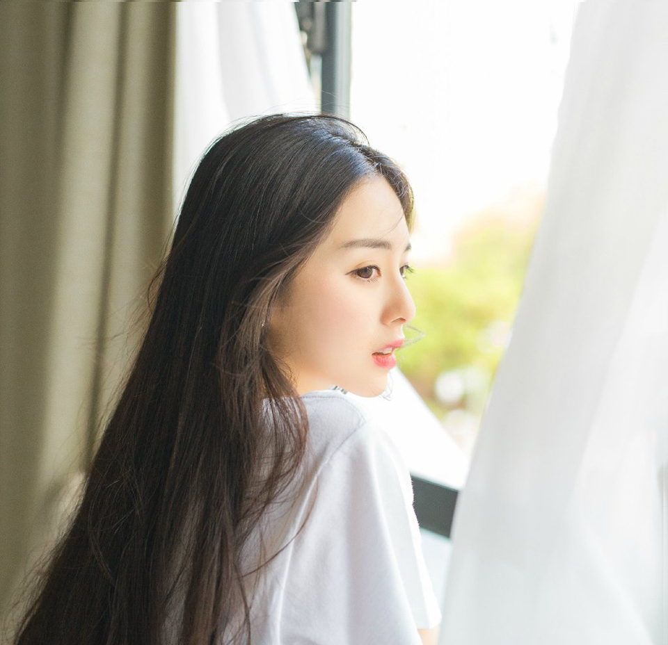 爱情如果不落到穿衣吃饭睡觉数钱这些实实在在的生活中去，是不会长久的。真正的爱情，就是不紧张，就是可以在他面前无所顾忌地打嗝放屁挖耳朵流鼻涕；真正爱你的人，就是那个你可以不洗脸不梳头不化妆见到的那个人。